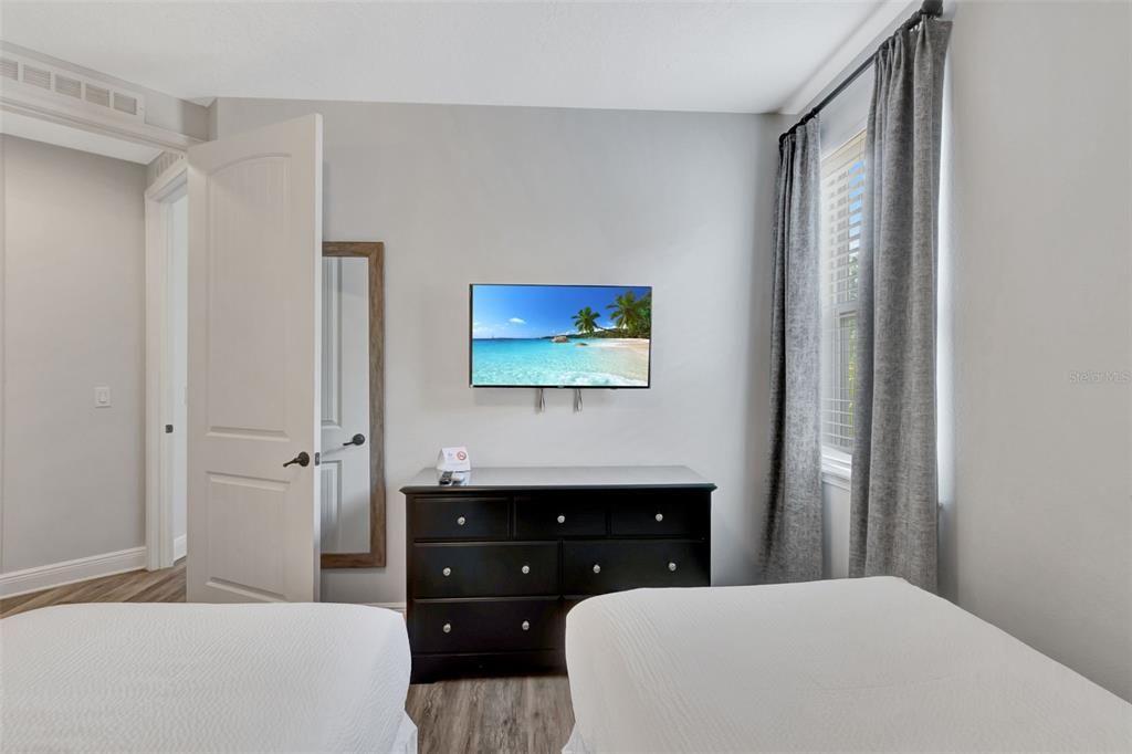 For Sale: $875,000 (10 beds, 10 baths, 4683 Square Feet)