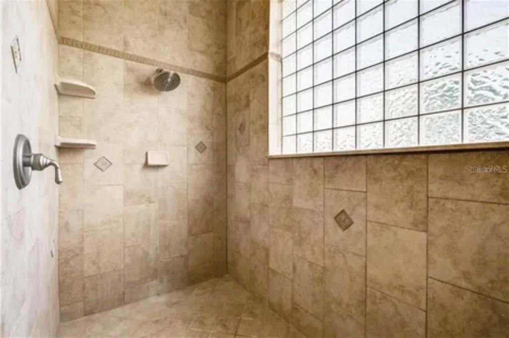 En Venta: $785,000 (5 camas, 4 baños, 4580 Pies cuadrados)