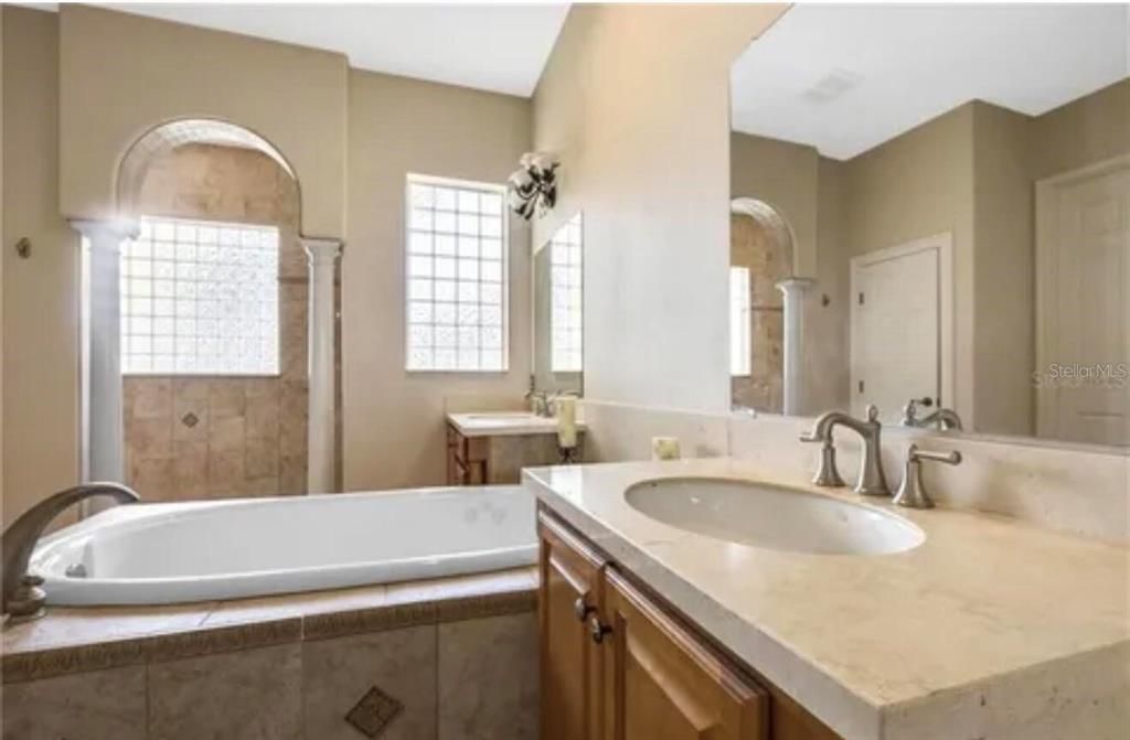 En Venta: $785,000 (5 camas, 4 baños, 4580 Pies cuadrados)