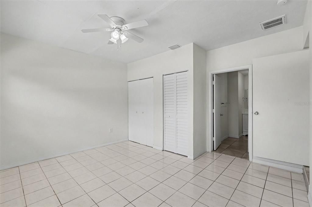 En Venta: $355,000 (4 camas, 2 baños, 1296 Pies cuadrados)