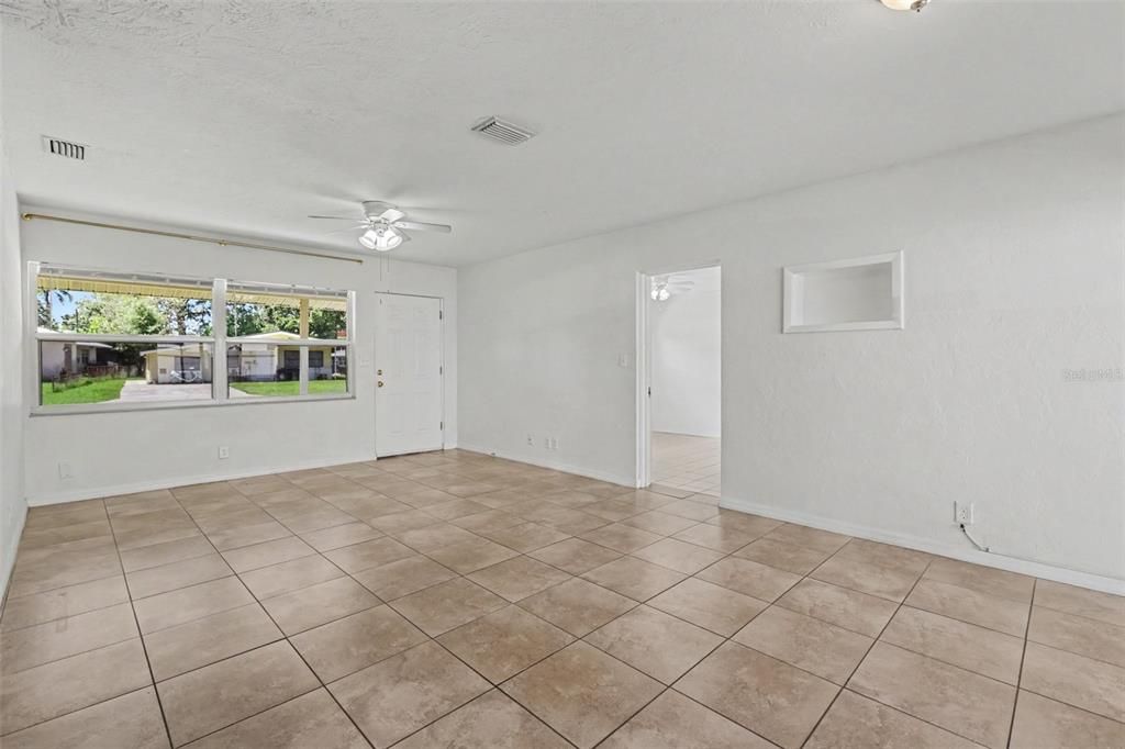 En Venta: $355,000 (4 camas, 2 baños, 1296 Pies cuadrados)