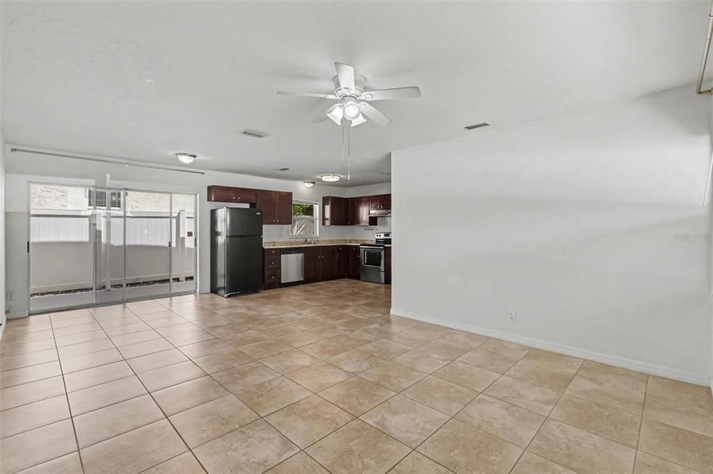 En Venta: $355,000 (4 camas, 2 baños, 1296 Pies cuadrados)