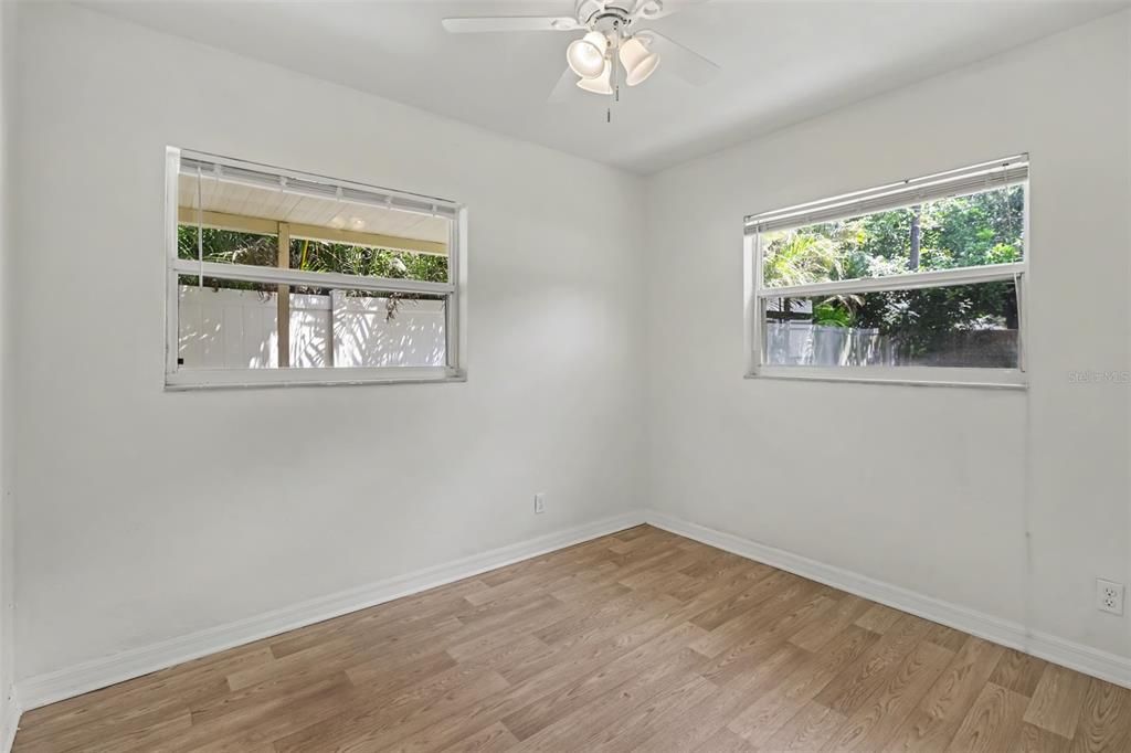 En Venta: $355,000 (4 camas, 2 baños, 1296 Pies cuadrados)