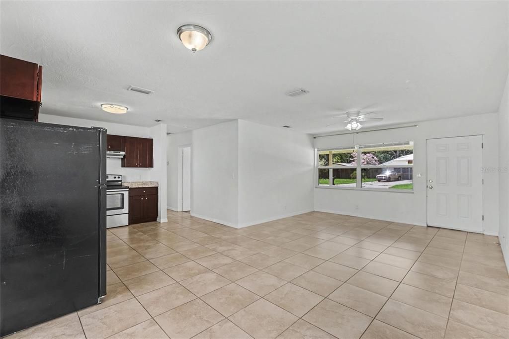 En Venta: $355,000 (4 camas, 2 baños, 1296 Pies cuadrados)