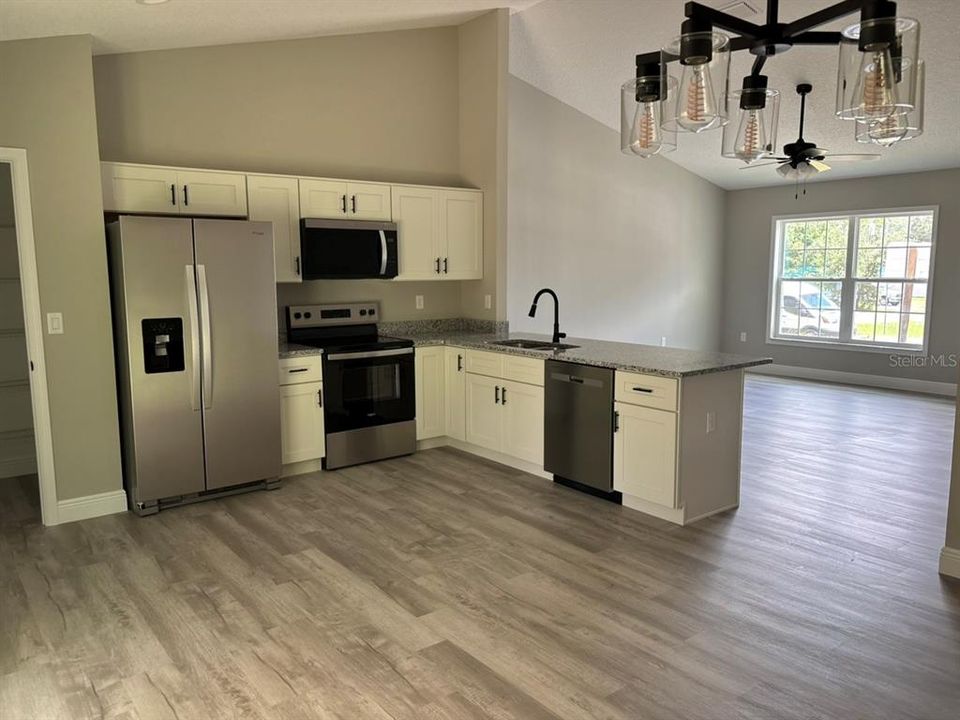 Active With Contract: $249,900 (3 beds, 2 baths, 1405 Square Feet)
