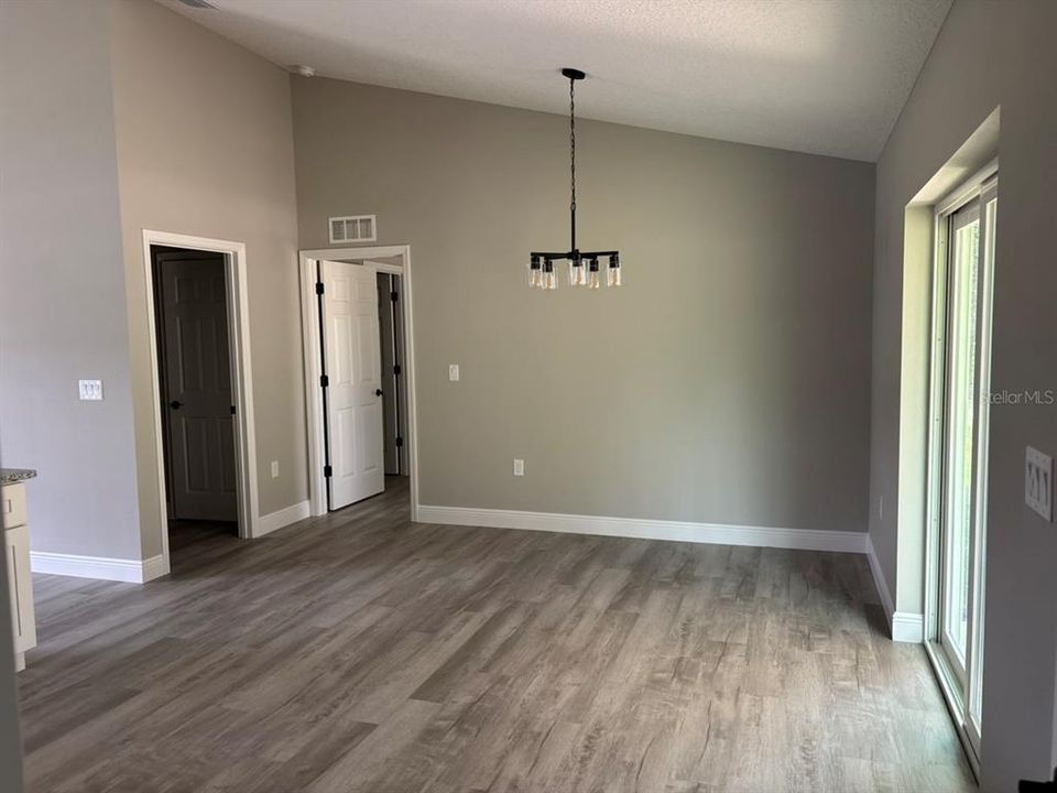 Active With Contract: $249,900 (3 beds, 2 baths, 1405 Square Feet)