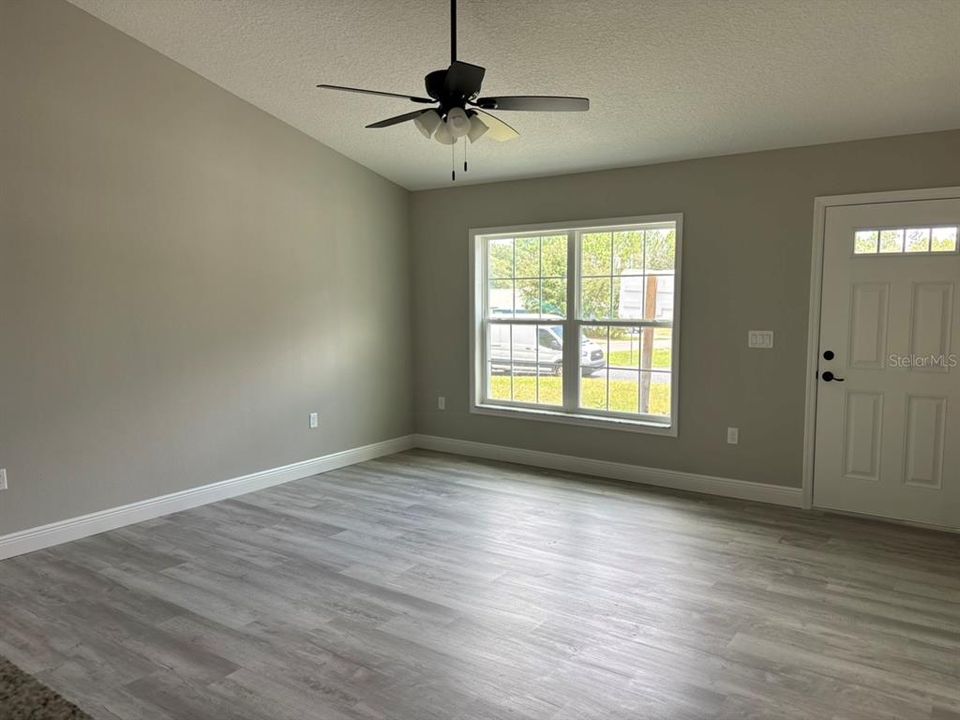 Active With Contract: $249,900 (3 beds, 2 baths, 1405 Square Feet)