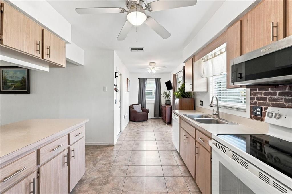 For Sale: $224,900 (2 beds, 2 baths, 1045 Square Feet)