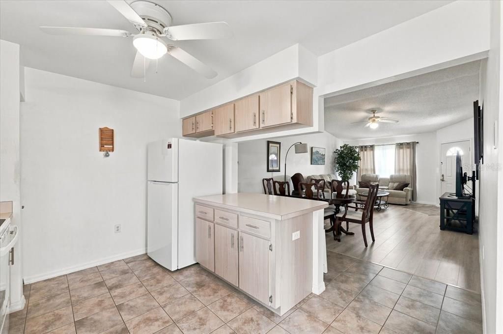For Sale: $224,900 (2 beds, 2 baths, 1045 Square Feet)