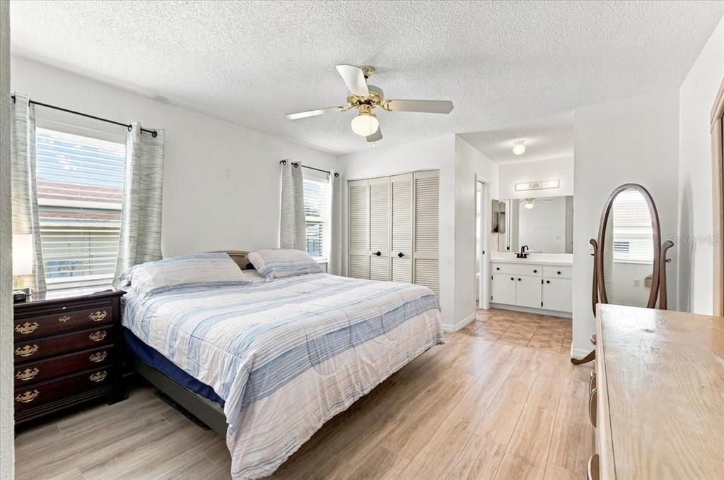 For Sale: $224,900 (2 beds, 2 baths, 1045 Square Feet)