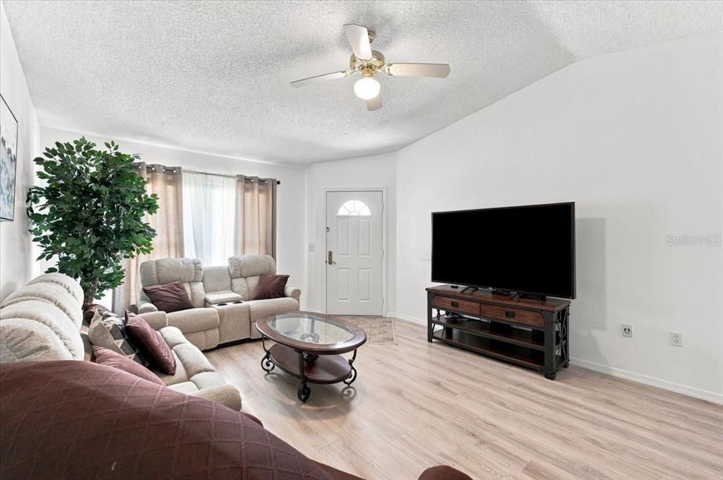 For Sale: $224,900 (2 beds, 2 baths, 1045 Square Feet)