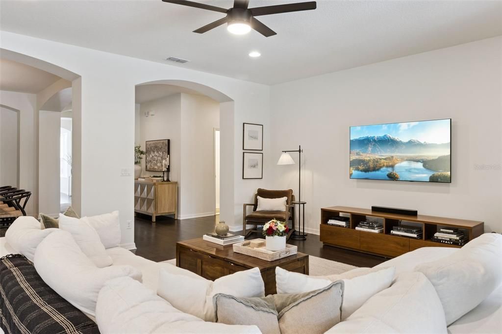 En Venta: $825,000 (4 camas, 2 baños, 2917 Pies cuadrados)