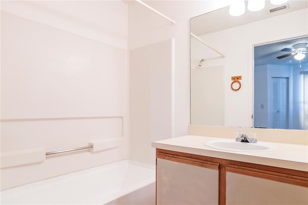 For Rent: $1,300 (1 beds, 1 baths, 648 Square Feet)