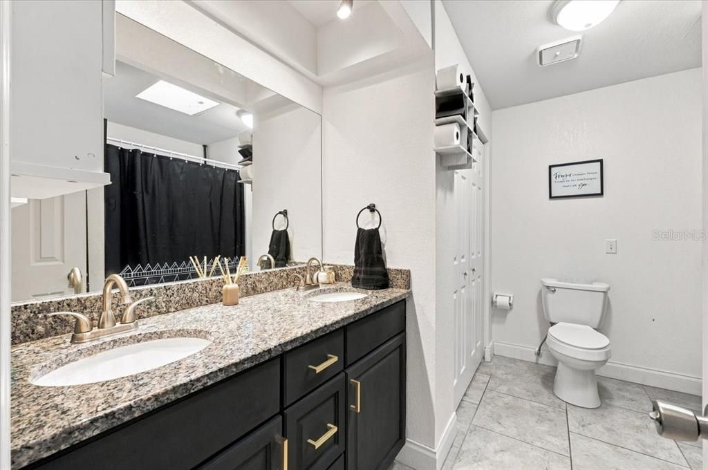 En Venta: $385,000 (5 camas, 2 baños, 2084 Pies cuadrados)