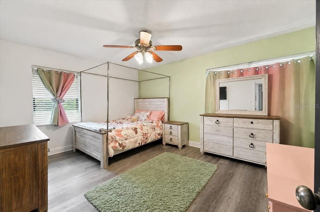 En Venta: $385,000 (5 camas, 2 baños, 2084 Pies cuadrados)