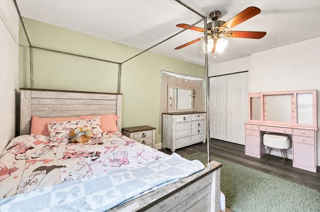 En Venta: $385,000 (5 camas, 2 baños, 2084 Pies cuadrados)