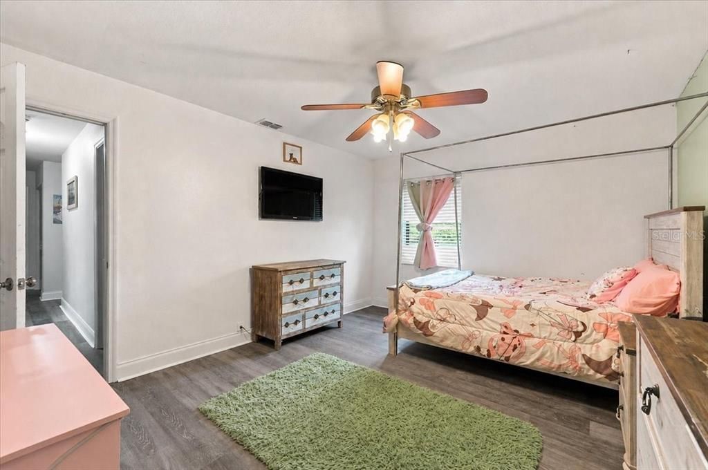 En Venta: $385,000 (5 camas, 2 baños, 2084 Pies cuadrados)