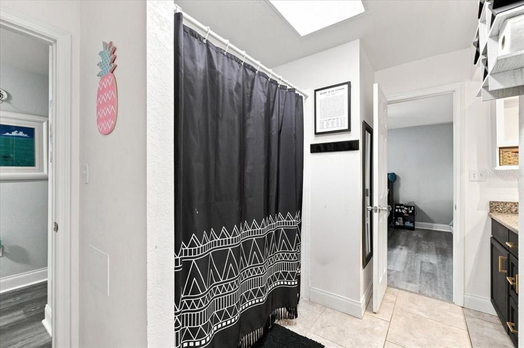En Venta: $385,000 (5 camas, 2 baños, 2084 Pies cuadrados)