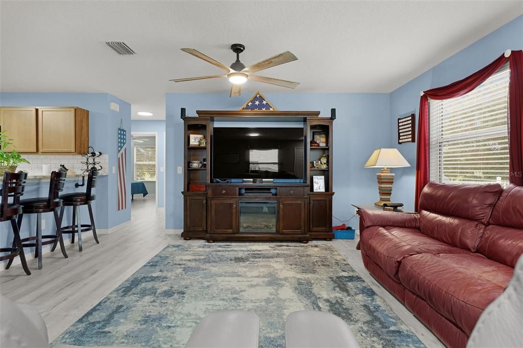For Sale: $339,900 (2 beds, 2 baths, 1143 Square Feet)