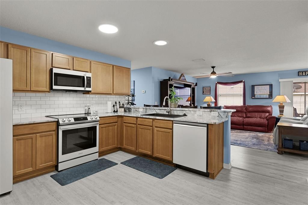 For Sale: $339,900 (2 beds, 2 baths, 1143 Square Feet)