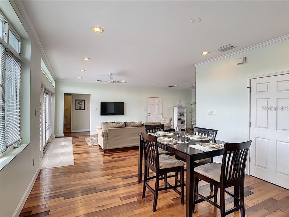 For Rent: $1,900 (3 beds, 2 baths, 1820 Square Feet)