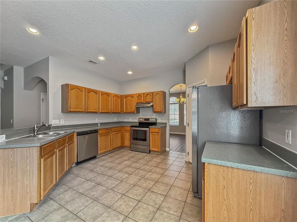 For Rent: $2,725 (4 beds, 2 baths, 2091 Square Feet)