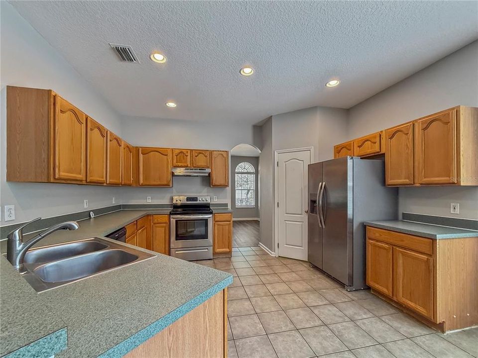 For Rent: $2,725 (4 beds, 2 baths, 2091 Square Feet)