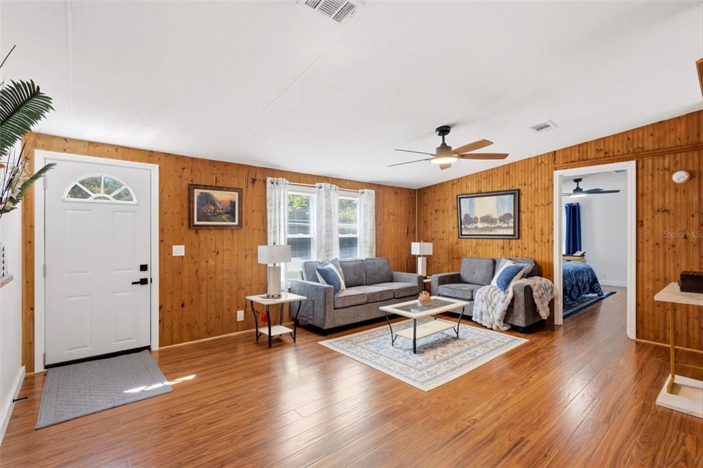 For Sale: $154,900 (3 beds, 2 baths, 1296 Square Feet)