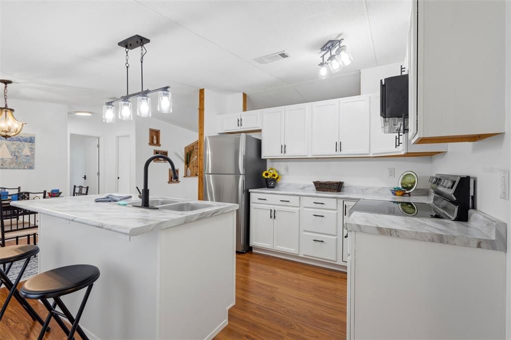 For Sale: $154,900 (3 beds, 2 baths, 1296 Square Feet)