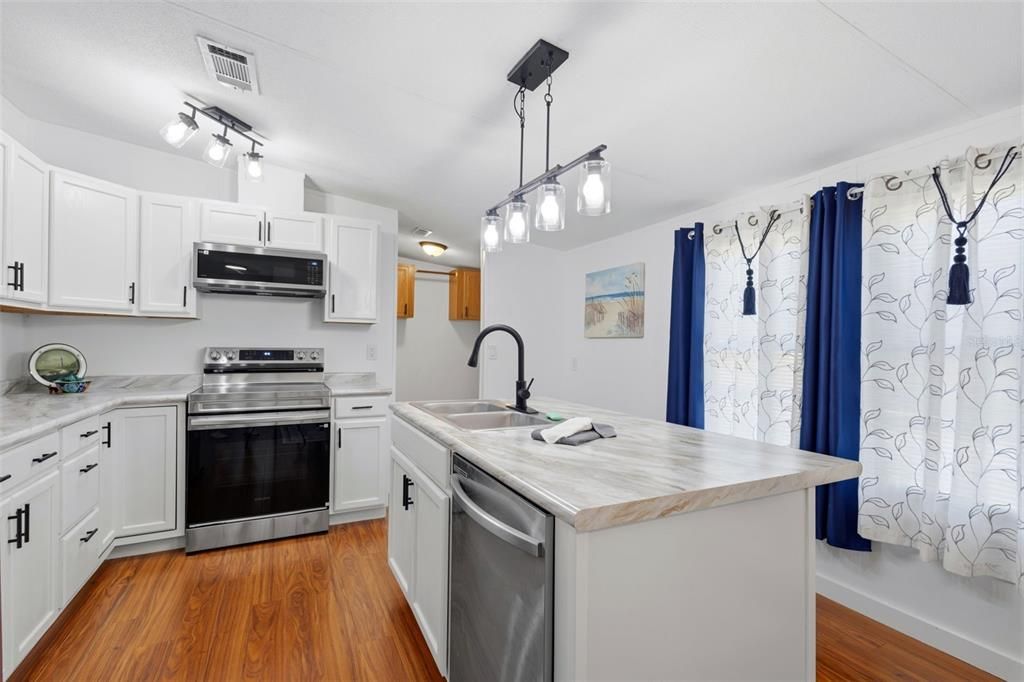 For Sale: $154,900 (3 beds, 2 baths, 1296 Square Feet)