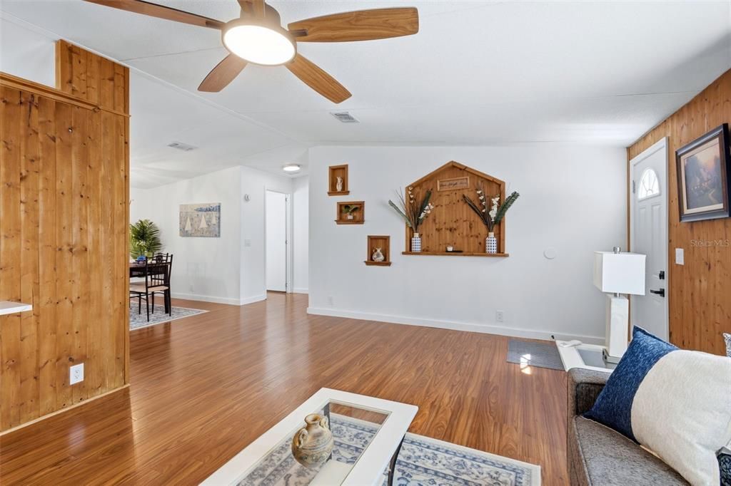 For Sale: $154,900 (3 beds, 2 baths, 1296 Square Feet)