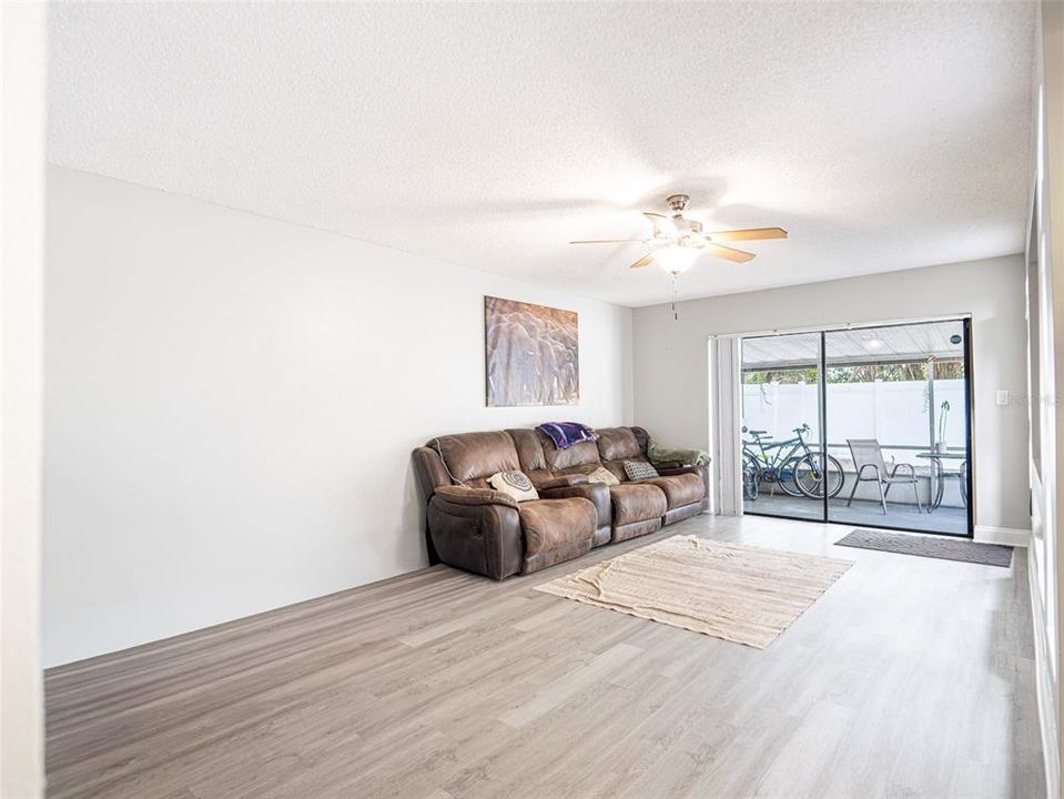 For Sale: $189,900 (2 beds, 1 baths, 1365 Square Feet)