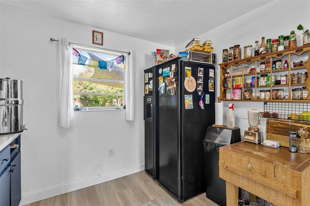 For Sale: $220,000 (2 beds, 1 baths, 828 Square Feet)