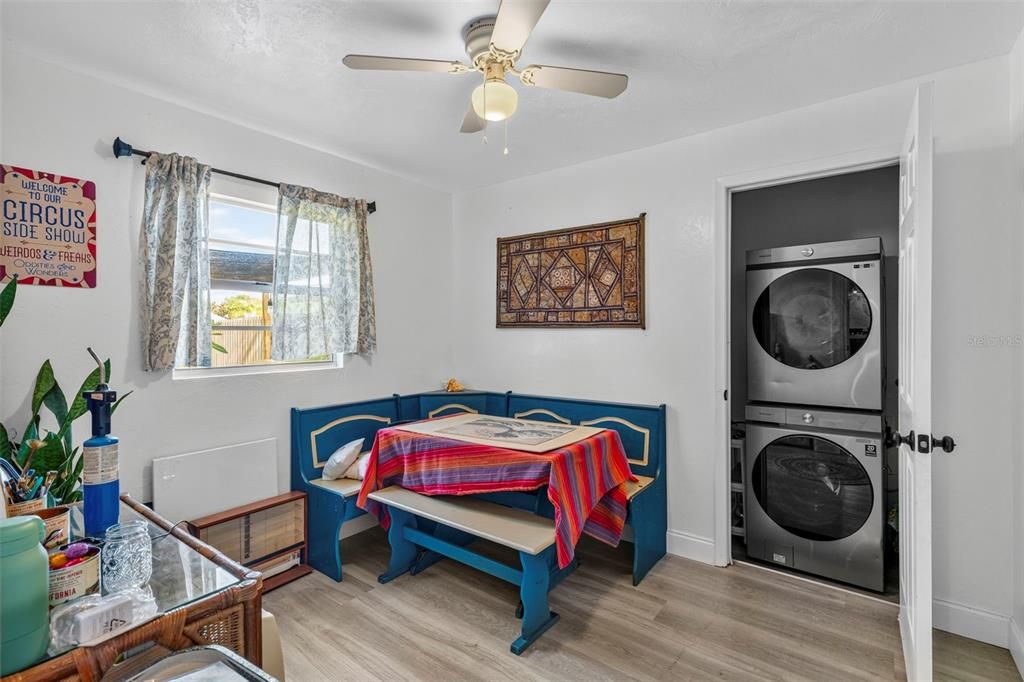 For Sale: $220,000 (2 beds, 1 baths, 828 Square Feet)