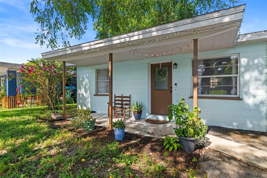 For Sale: $220,000 (2 beds, 1 baths, 828 Square Feet)