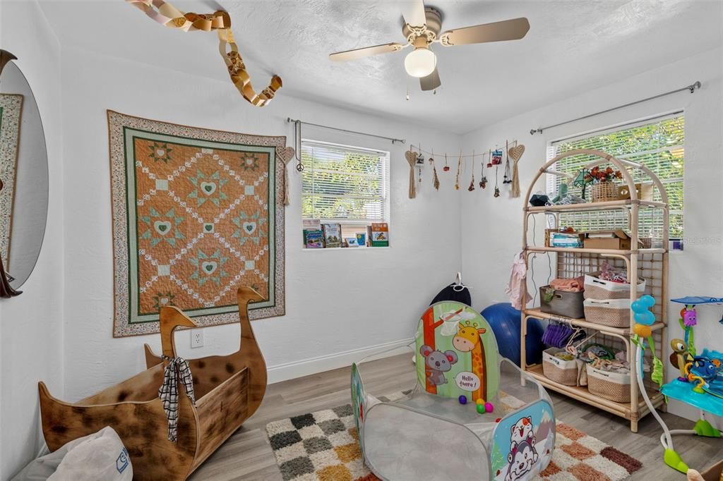 For Sale: $220,000 (2 beds, 1 baths, 828 Square Feet)