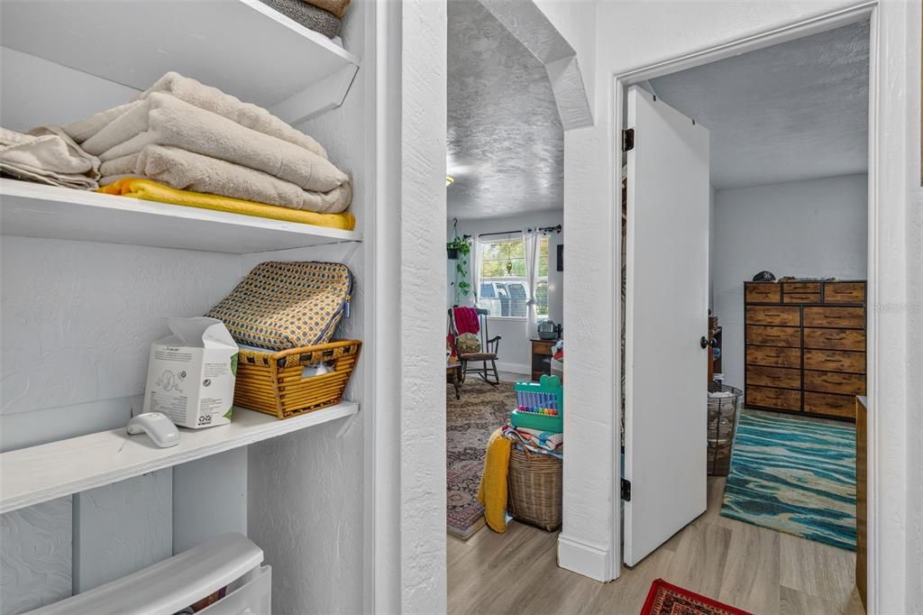 For Sale: $220,000 (2 beds, 1 baths, 828 Square Feet)