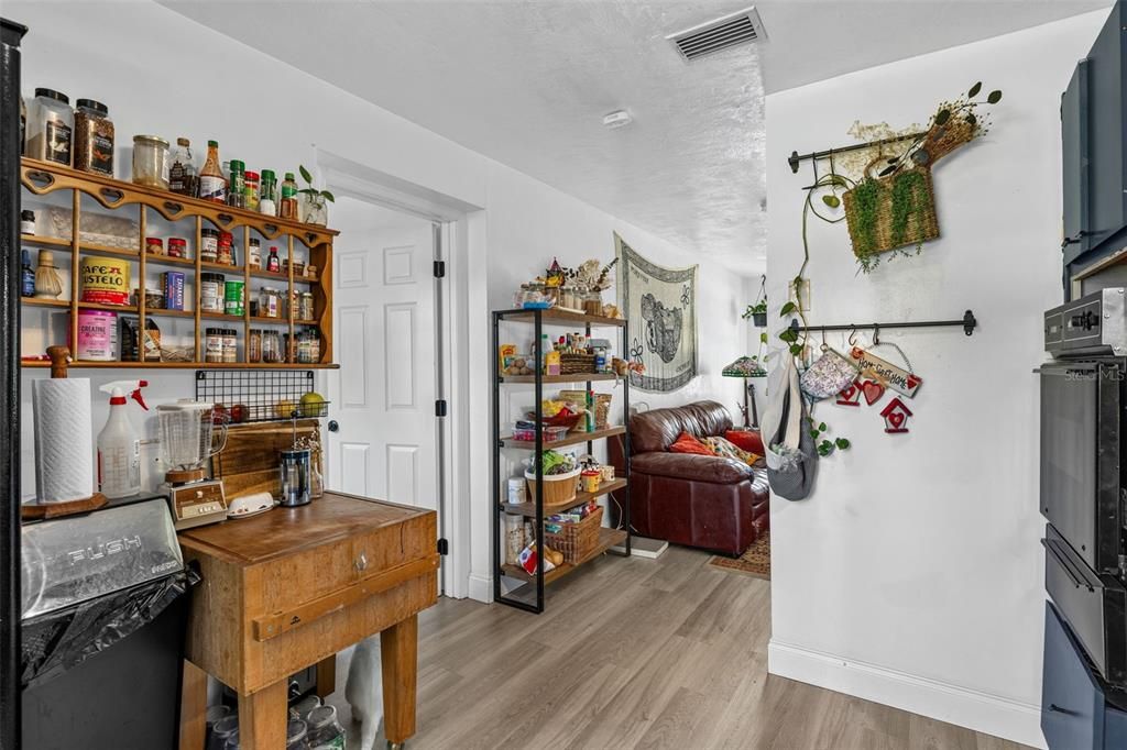 For Sale: $220,000 (2 beds, 1 baths, 828 Square Feet)