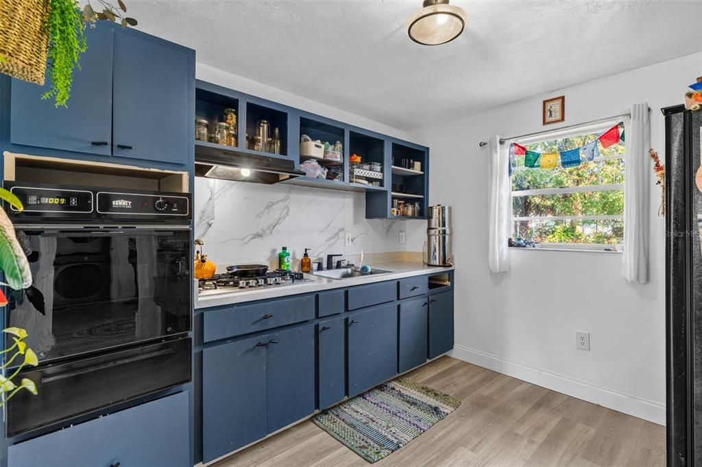 For Sale: $220,000 (2 beds, 1 baths, 828 Square Feet)