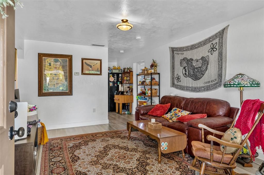 For Sale: $220,000 (2 beds, 1 baths, 828 Square Feet)