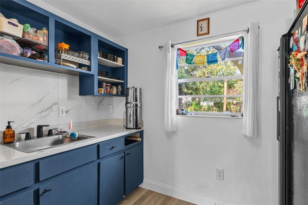For Sale: $220,000 (2 beds, 1 baths, 828 Square Feet)