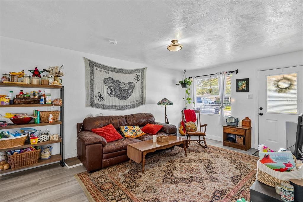 For Sale: $220,000 (2 beds, 1 baths, 828 Square Feet)