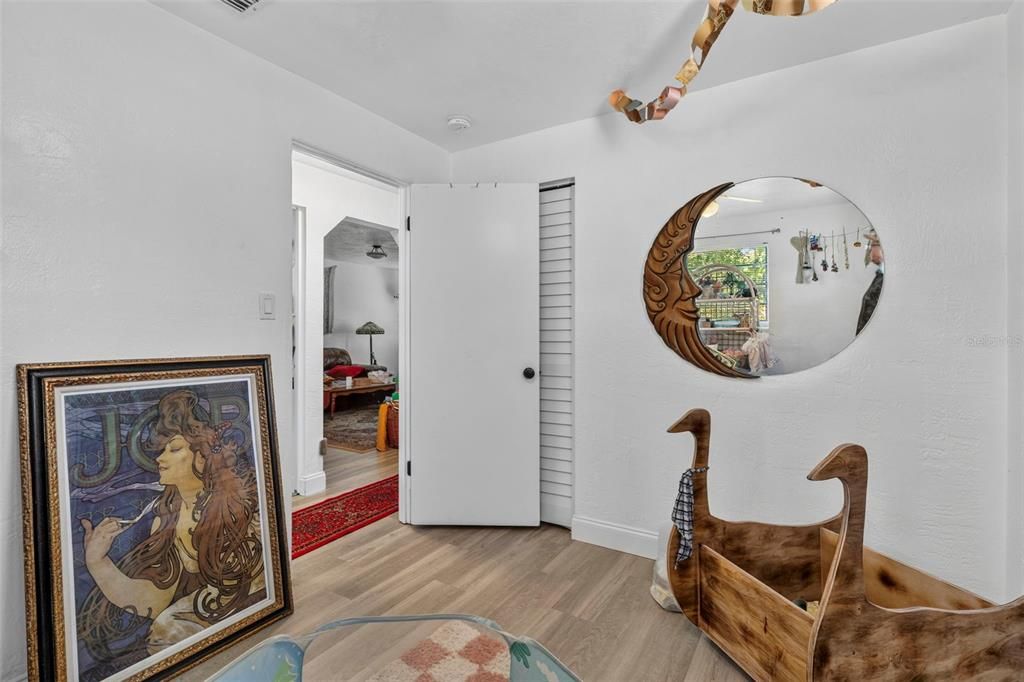 For Sale: $220,000 (2 beds, 1 baths, 828 Square Feet)