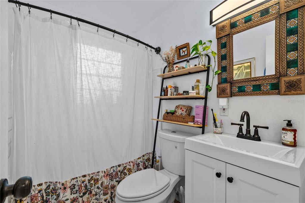 For Sale: $220,000 (2 beds, 1 baths, 828 Square Feet)