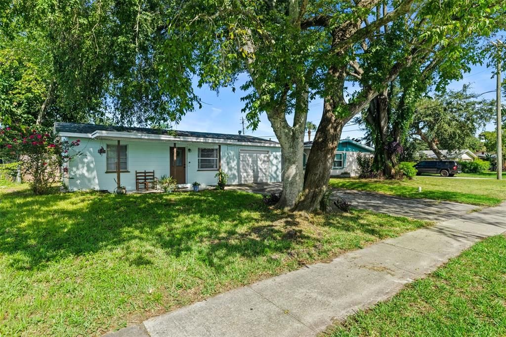 For Sale: $220,000 (2 beds, 1 baths, 828 Square Feet)