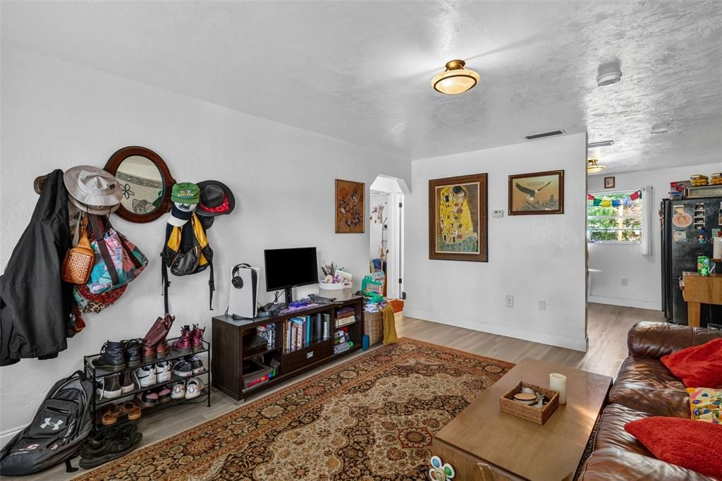 For Sale: $220,000 (2 beds, 1 baths, 828 Square Feet)