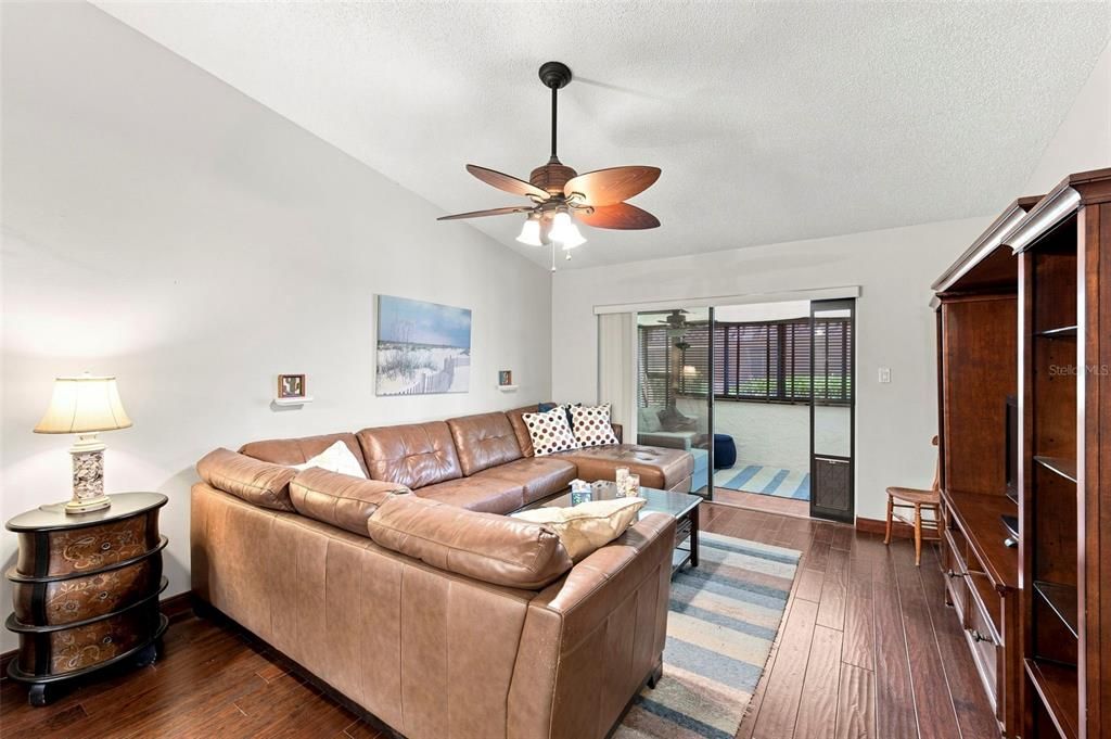 For Sale: $199,000 (2 beds, 2 baths, 1020 Square Feet)