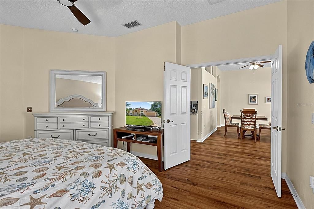 For Sale: $389,500 (3 beds, 2 baths, 1916 Square Feet)