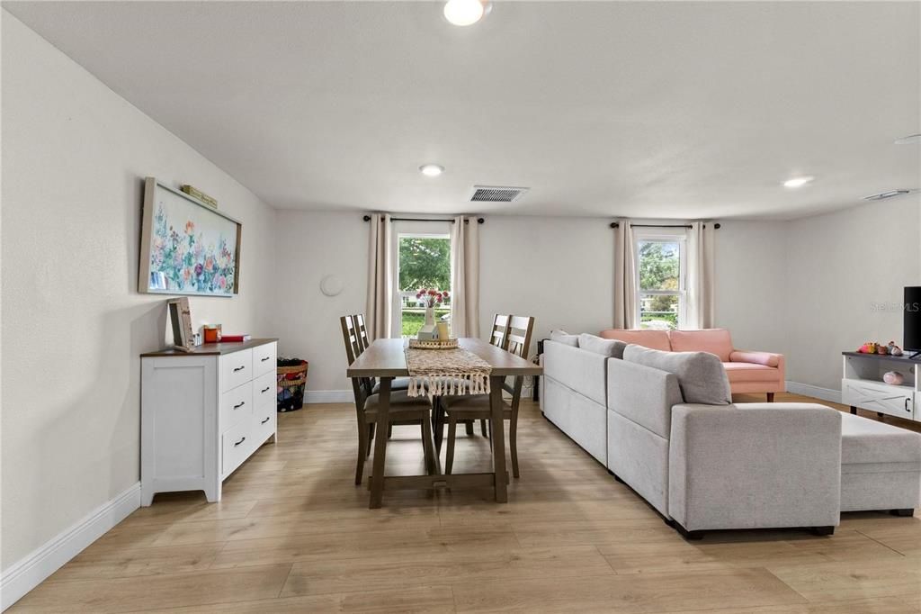 For Sale: $218,000 (2 beds, 1 baths, 780 Square Feet)