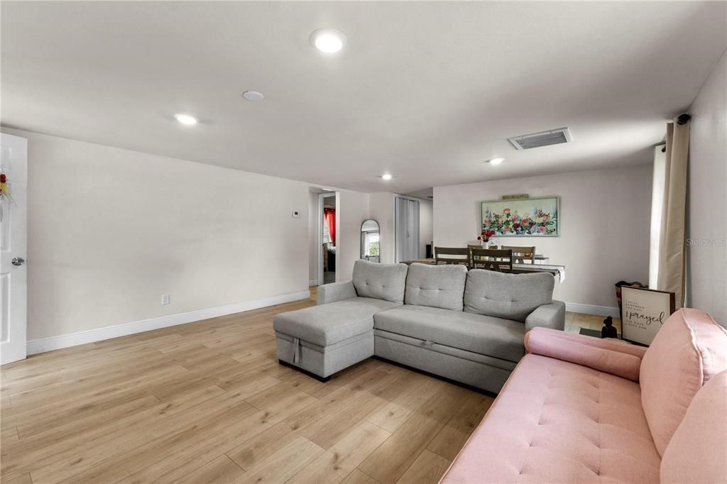 For Sale: $218,000 (2 beds, 1 baths, 780 Square Feet)